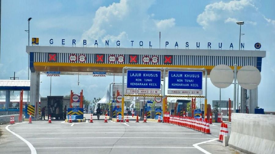 Melalui sistem transaksi jalan tol dengan sensor (multilane free flow), pengemudi cukup lewat pintu tol saja atau tidak perlu tapping.