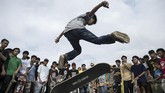 Seorang remaja menunjukkan keahliannya berseluncur dalam perayaan hari Go Skateoarding di Manila, Filipina. (AFP/Noel Celis)