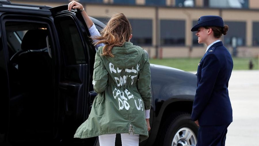 Kunjungi Imigran, Melania Trump justru pakai jaket 