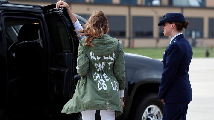 Kunjungi Imigran, Melania Pakai Baju Kunjungi Imigran, Melania Trump justru pakai jaket