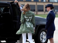 Kunjungi Imigran, Melania Pakai Baju 