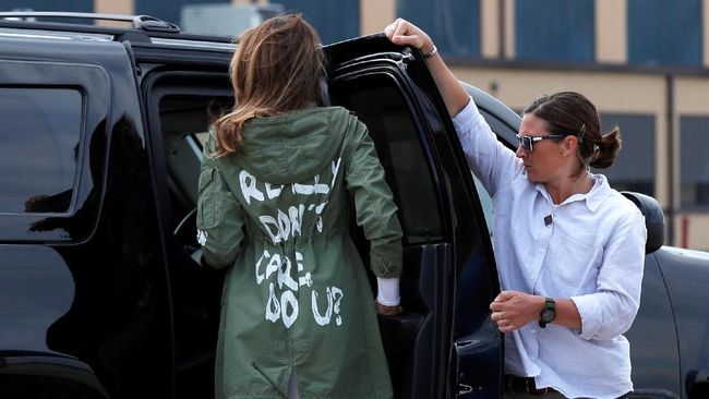 Perusahaan Baju AS Buat Jaket 'Jawaban' Melania Trump