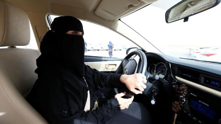 Larangan Menyetir Dihapus, Wanita Arab Rayakan Kebebasan Baru
