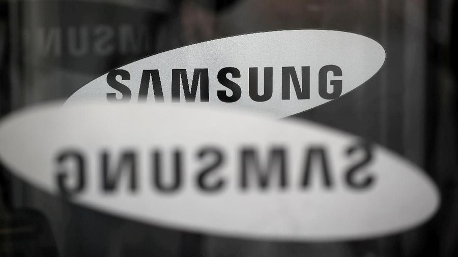 FILE PHOTO: The logo of Samsung Electronics is seen at its office building in Seoul, South Korea, March 23, 2018.   REUTERS/Kim Hong-Ji/File Photo