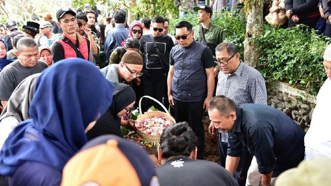 Ridwan Kamil Pimpin Salat Jenazah Ginan Vokalis Jeruji