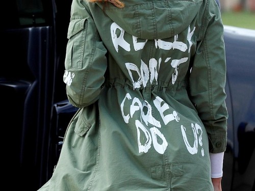 Melania Trump Pakai Lagi Jaket Kontroversi yang Dihujat Dunia, Sengaja? Melania Trump Pakai Lagi Jaket Kontroversi yang Dihujat Dunia, Sengaja?
