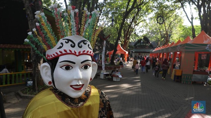 Pengunjung mengunjungi kampung Betawi di kawasan wisata Ancol, Jakarta, Jumat (22/6). Menyambut peringatan hari ulang tahun Kota Jakarta ke-491 Pasar Senin Ancol mengangkat Kembali kebudayaan Betawi dengan membuat kampung Betawi. Ancol Kampung Betawi Festival merupakan slogan yang diusung Pasar Seni Ancol untuk memeriahkan hari jadi kota yang awalnya bernama Sunda Kelapa ini. Pasar Seni pun diubah menjadi sangat bernuansa Betawi. Acara ini berlangsung hingga Agustus bulan depan. Para wisatawan yang berkunjung bisa berfoto menggunakan pakaian Betawi tempo dulu dengan latar yang laik Instagram. Hiburan seperti pementasan lenong Betawi, gambang kromong, palang pintu Betawi, pawai ondel-ondel dan pencak silat hadir di Kampung Betawi tersebut. (CNBC Indonesia/Muhammad Sabki)