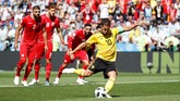 Eden Hazard dengan tenang mengeksekusi penalti dan membawa Belgia unggul 1-0 lebih dulu. (REUTERS/Christian Hartmann)