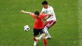 Winger Korea Selatan Moon Seon-min (kiri) berduel denga Jesus Gallardo. Pertandingan ini merupakan laga ke-33 bagi Korea Selatan di Piala Dunia, sedangkan untuk Meksiko merupakan laga ke-55. (REUTERS/Darren Staples)