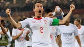 Bek sayap dan kapten timnas Swiss Stephan Lichtsteiner berteriak histeris merayakan kemenangan timnya atas Serbia. (REUTERS/Gonzalo Fuentes)