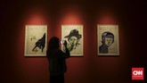Baru dibuka Kamis (21/6) lalu, pameran itu langsung diserbu banyak pengunjung. Terlihat salah satunya mengambil gambar lukisan dalam pameran kolaborasi itu. (CNN Indonesia/ Hesti Rika)