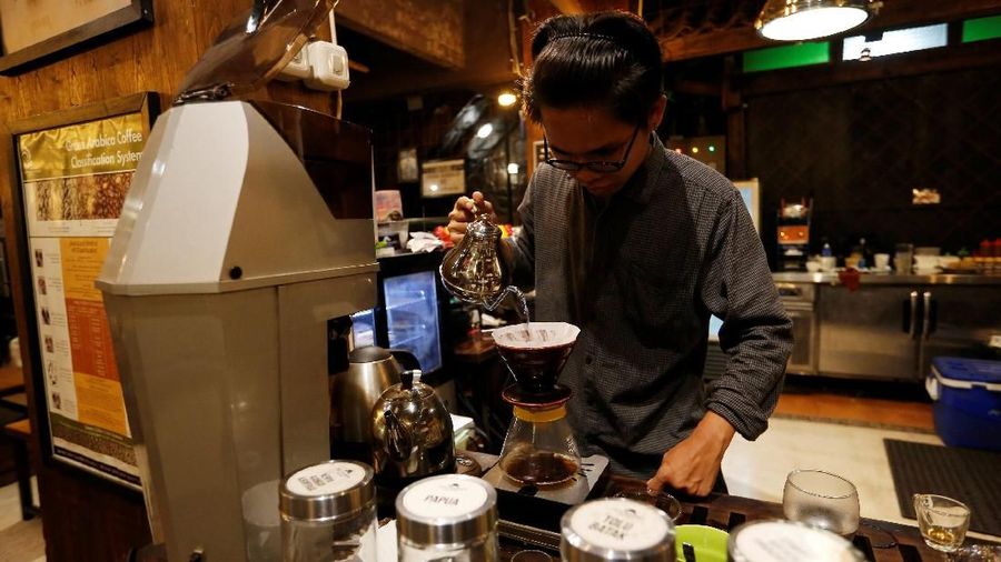 A barista brews locally gown coffee at Jack Runner Roastery and cafe in Bandung, West Java, Indonesia, May 3, 2018. Picture taken May 3, 2018. REUTERS/Willy Kurniawan
