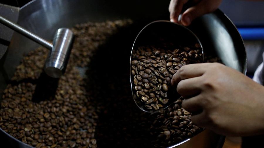 Konsumsi kopi di Indonesia hampir dua kali lipat dalam 10 tahun terakhir, karena banyak anak muda Indonesia dipengaruhi oleh kebiasaan minum kopi