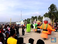 HUT Jakarta ke-491, Puluhan Ondel-Ondel Main di Pantai