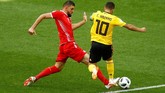 Pertandingan baru berjalan lima menit, Belgia sudah mendapat penalti karena Eden Hazard dilanggar Syam Ben Youssef. Para pemain Tunisia sempat meminta wasit untuk melihat VAR, karena menganggap pelanggaran terjadi di luar kotak penalti, tapi wasit tetap menunjuk titik putih. (REUTERS/Kai Pfaffenbach)