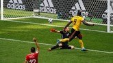 Belgia yang bermain menyerang menambah keunggulan di menit ke-16 lewat Romelu Lukaku. Menerima umpan terobosan Dries Mertens, Lukaku melepaskan tendangan diagonal ke pojok kiri gawang. (REUTERS/Kai Pfaffenbach)