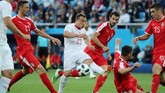 Upaya Xherdan Shaqiri melewati para pemain Serbia Nemanja Matic, Luka Milivojevic dan Nikola Milenkovic. Shaqiri cukup merepotkan Serbia pada babak kedua. (REUTERS/Mariana Bazo)