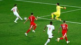 Pemain pengganti Swiss Mario Gavranovic nyaris mencetak gol ke gawang Serbia. Masuknya Gavranovic menggantikan Haris Seferovic menambah daya variasi serangan Swiss di babak kedua. (REUTERS/Fabrizio Bensch)