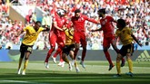 Tertinggal 0-2 tak membuat Tunisia menyerah. Mereka bahkan terus menggedor lini pertahanan Belgia untuk mencari celah. Tandukan Dylan Bronn di menit ke-18 akhirnya membuat Tunisia memperkecil ketinggalan. (REUTERS/Carl Recine)