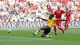 Setelah berkali-kali gagal, Batshuayi akhirnya mencatatkan nama di papan skor di menit ke-90. Menerima umpan lambung Youri Tielemans dari sayap kanan, ia menempatkan bola ke pojok kanan gawang dengan kaki kirinya. (REUTERS/Carl Recine)