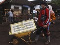 FOTO : Membersihkan Sisa Banjir Bandang Banyuwangi