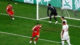 Laga baru berjalan lima menit, striker Serbia Aleksandar Mitrovic membobol gawang Swiss. Tandukan Mitrovic menyambut umpan silang Dusan Tadic tak mampu dicegah kiper Yann Sommer. (REUTERS/Fabrizio Bensch)