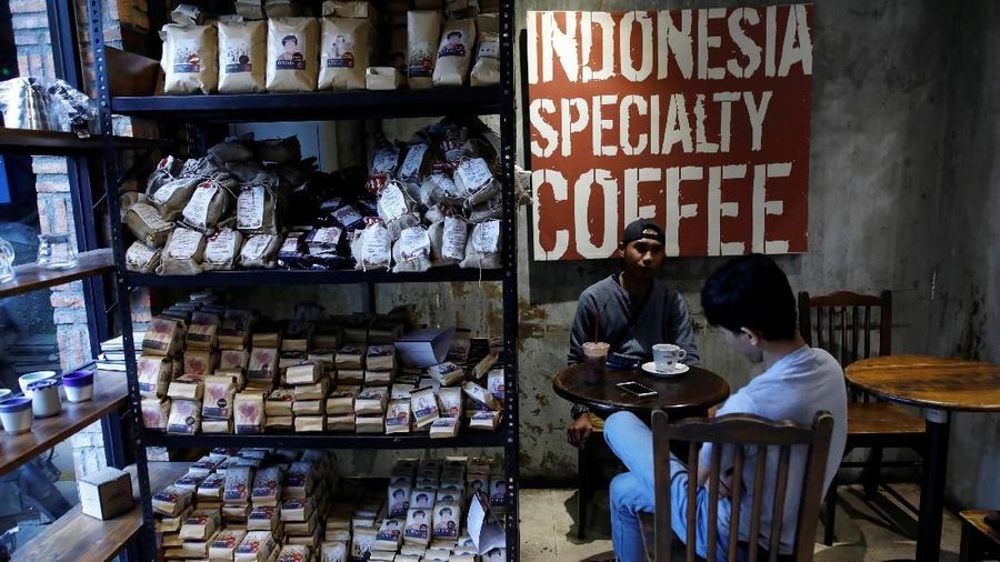 Konsumsi kopi di Indonesia hampir dua kali lipat dalam 10 tahun terakhir, karena banyak anak muda Indonesia dipengaruhi oleh kebiasaan minum kopi