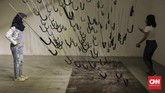 Salah satu seni instalasi dalam pameran '56 x 76' terbuat dari 200 kerangka payung. (CNN Indonesia/ Hesti Rika)