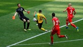 Eden Hazard ketika mencetak gol keempat Belgia. Ia menerima umpan lambung, menahan bola dengan dada, dan kemudian melewati kiper Farouk Ben Mustapha dan menceploskan bola ke gawang yang kosong. (REUTERS/Kai Pfaffenbach_