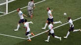 Kane merayakan gol penalti tersebut bersama rekan-rekannya. Kane berpotensi menyusul Alan Shearer menjadi salah satu striker tersubur timnas Inggris di Piala Dunia. (REUTERS/Ivan Alvarado)