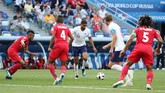 Di babak kedua, Inggris menambah gol lewat Kane. Berawal dari sepakan Ruben Loftus Cheek dari luar kotak penalti, bola membentur Kane yang berdiri sejajar dengan barisan pertahanan Panama. Kane pun menorehkan hattrick pada laga kali ini. (REUTERS/Lucy Nicholson)