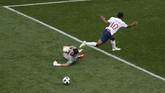 Inggris terus menggedor pertahanan Panama. Raheem Sterling sempat berhadapan satu lawan satu dengan Penedo, tapi gagal menyelesaikan peluang. Inggris menutup babak pertama dengan skor 5-0. (REUTERS/Ivan Alvarado)