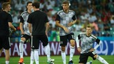 Timnas Jerman tidak memasukkan empat pemain starter saat laga melawan Meksiko ke pertandingan kontrak Swedia. Keempat pemain tersebut adalah Mats Hummels, Marvin Plattenhardt, Mesut Oezil, dan Sami Khedira. (REUTERS/Michael Dalder)