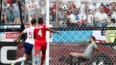 Empat menit sebelum babak pertama berakhir, Inggris kembali sukses mengoyak gawang Panama. Stones kembali mencatatkan namanya di papan skor berkat tandukan kerasnya. (REUTERS/Murad Sezer)