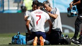 Jesse Lingard mendapatkan perawatan ketika ia dilanggar oleh para pemain Panama di menit-menit awal Pertandingan. Laga antara Timnas Inggris dan Panama ini berlangsung menarik sepanjang pertandingan. (REUTERS/Carlos Barria)