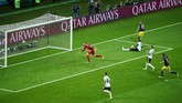 Ola Toivonen mencetak gol untuk Swedia pada menit ke-32 setelah menerima umpan dari Viktor Claesson. Gol itu menjadi yang ke-14 bagi Toivonen dari 61 pertandingan bersama timnas Swedia. (REUTERS/Hannah McKay)