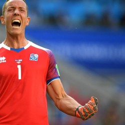 Kisah Hidup Halldorsson, Kiper Islandia yang juga Sutradara