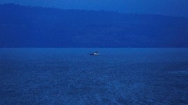 FOTO: Merapal Doa Demi Bersua di Danau Toba