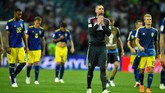 Pemain Swedia tampak lesu usai timnya dikalahkan Jerman 1-2. Swedia untuk pertema kali menelan kekalahan di fase grup dalam 11 pertandingan terakhir di babak grup Piala Dunia. (REUTERS/Dylan Martinez)