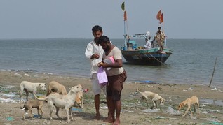 Kasih Sayang Nelayan di 'Pulau Anjing' Pakistan