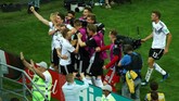 Pemain Jerman berselebrasi merayakan gol yang dicetak Toni Kroos. Jerman hanya menang dua kali dalam delapan pertandingan terakhir. (REUTERS/Hannah McKay)