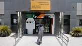 Selain Maria, ada juga Amira Abdulgader yang mengungkapkan dirinya ingin duduk di belakang kemudi, sebagai seseorang yang memegang kendali, dan bisa memberikan tumpangan ke ibunya di sampingnya. Suasana di Saudi Aramco Driving Center di Dhahran, Arab Saudi. (REUTERS/Ahmed Jadallah)