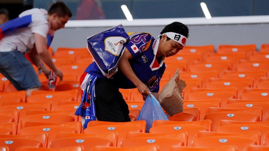 Kedua pendukung negara tersebut mendapat pengakuan Internasional atas tingkat kesadaran mereka membersihkan sampah usai pertandingan.