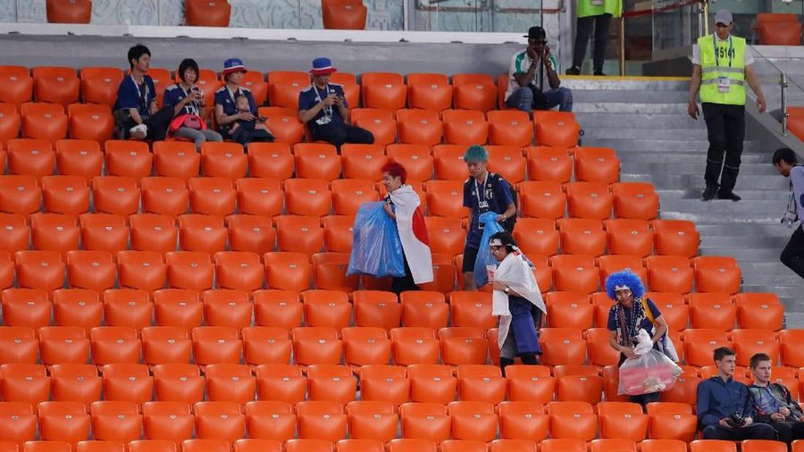 Kedua pendukung negara tersebut mendapat pengakuan Internasional atas tingkat kesadaran mereka membersihkan sampah usai pertandingan.
