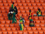 Aksi Terpuji Suporter Jepang dan Senegal Punguti Sampah