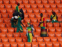 Aksi Terpuji Suporter Jepang dan Senegal Punguti Sampah