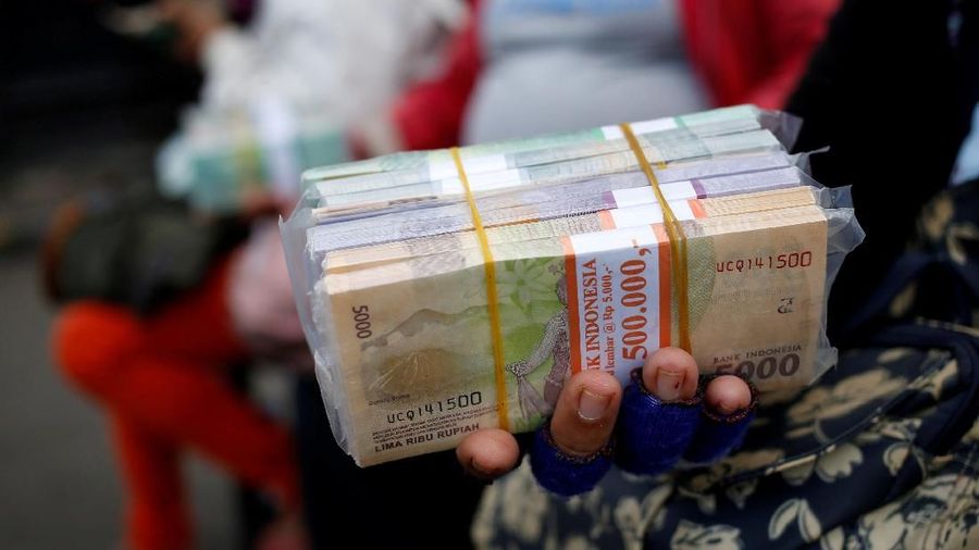 Nilai tukar rupiah terhadap dolar Amerika Serikat (AS) masih melemah siang ini, ke 14.288 per dolar AS.