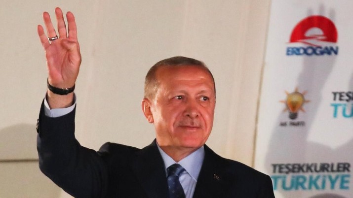 erdogan Turkish President Tayyip Erdogan greets his supporters at the AKP headquarters in Ankara, Turkey June 25, 2018. REUTERS/Umit Bektas