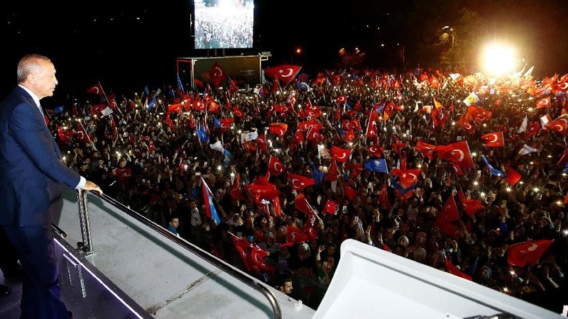Dalam penghitungan suara yang disiarkan media Turki, Erdogan unggul jauh dari pesaing terdekatnya Muharrem Ince.
