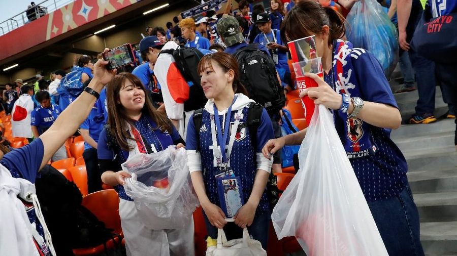 Kedua pendukung negara tersebut mendapat pengakuan Internasional atas tingkat kesadaran mereka membersihkan sampah usai pertandingan.